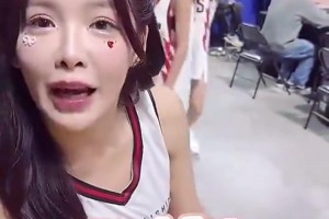 这么开放！台妹啦啦队跟观众互动：不喜欢球衣吗？不够露是吗？